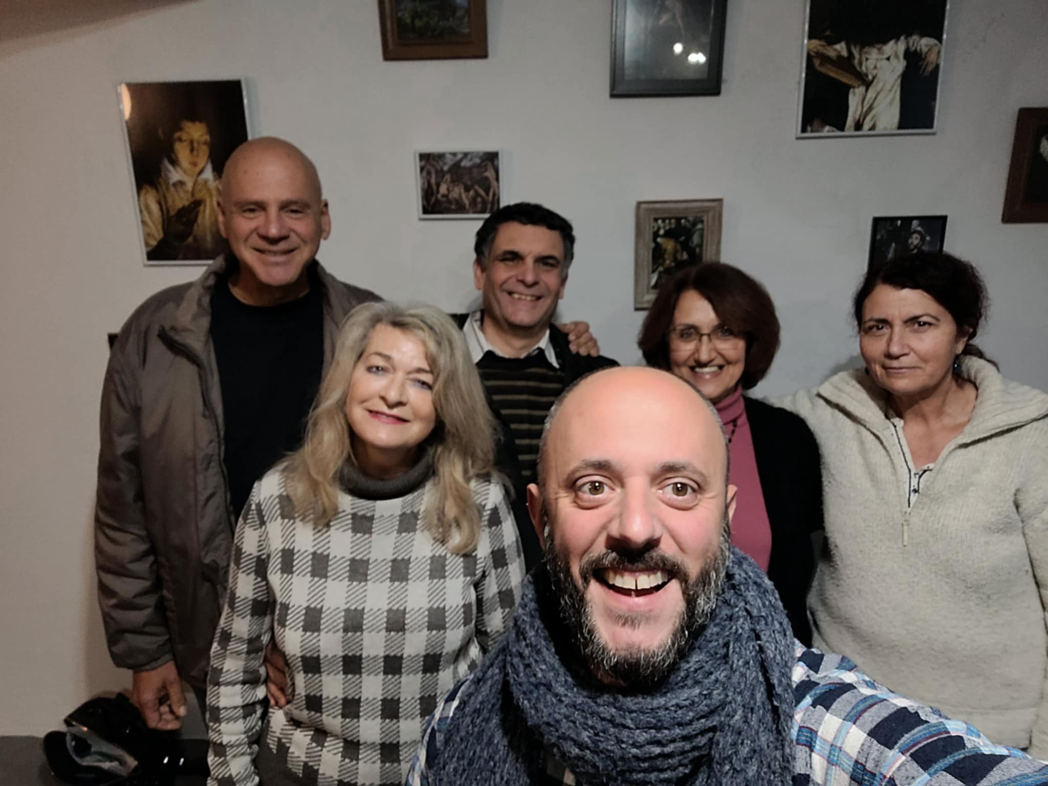 Μια αυθόρμητη, χαρούμενη στιγμή πραγματικής ομάδας